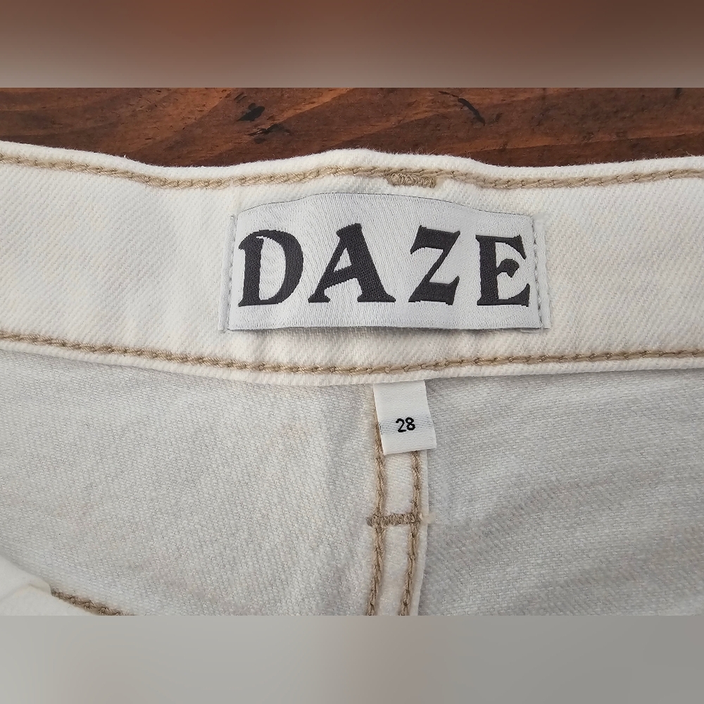 NWT Daze Women's Cotton White Denim Frayed Hem Jean Shorts Size 28 - 3" Inseam - Picture 3 of 7